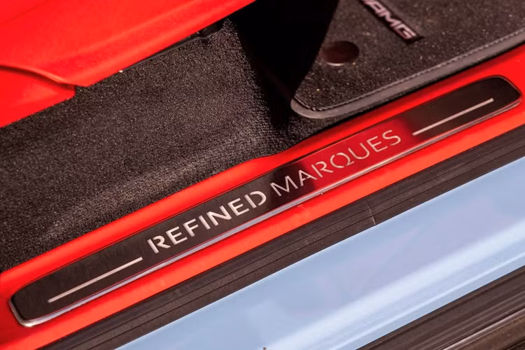 Bệ cửa được khắc chìm logo của hãng độ Refined Marques, trong khi tay cầm bảng taplo được khắc dòng chữ "Special Edition 1 of 20" (phiên bản đặc biệt 1 trên 20 chiếc).