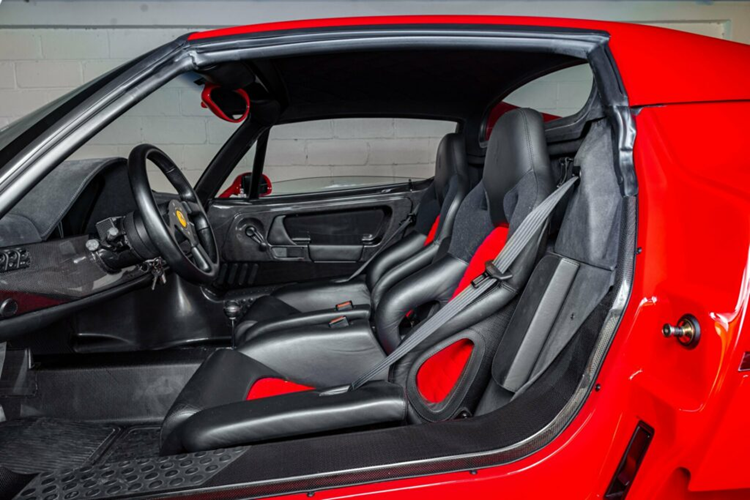 Công nghệ F1 tiếp tục được áp dụng xuyên suốt chiếc xe và bao gồm khung khoang hành khách được cấu tạo dạng liền khối bằng sợi carbon mà hệ thống treo trước được gắn trực tiếp vào phần khung này