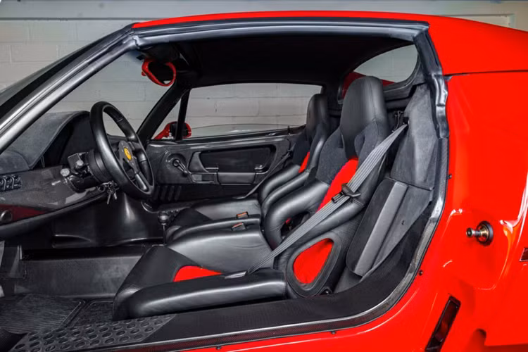 Công nghệ F1 tiếp tục được áp dụng xuyên suốt chiếc xe và bao gồm khung khoang hành khách được cấu tạo dạng liền khối bằng sợi carbon mà hệ thống treo trước được gắn trực tiếp vào phần khung này