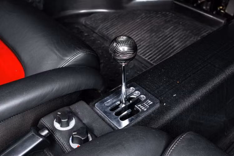 Tuy nhiên, kỹ thuật này hầu như chưa từng được trang bị trên xe thương mại trước đây vì độ rung từ động cơ được truyền trực tiếp vào khoang hành khách, gây ra mức độ tiếng ồn, độ rung lớn cho nội thất xe. Tuy nhiên, sự phát triển cẩn thận và động cơ V12 được cân bằng tốt giúp công nghệ này có thể áp dụng cho xe F50.