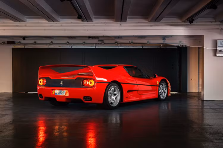 Nhưng kết quả cuối cùng không chỉ là công nghệ F1 được đưa vào đường phố, hơn nữa, các thành phần chính của Ferrari F50 huyền thoại đều có nguồn gốc trực tiếp từ F1 bao gồm động cơ, hệ thống treo và hệ thống khung xe từ vật liệu composite carbon.