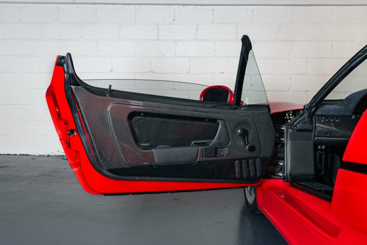 Tất cả các bộ phận chính của F50 bao gồm khối động cơ, hệ thống treo và lồng bằng composite carbon đều có nguồn gốc trực tiếp từ F1. Mẫu xe này từng được ra mắt tại Triển lãm Geneva năm 1995 để kỷ niệm 50 năm thành lập Ferrari và quá trình sản xuất của F50 kéo dài đến năm 1997.