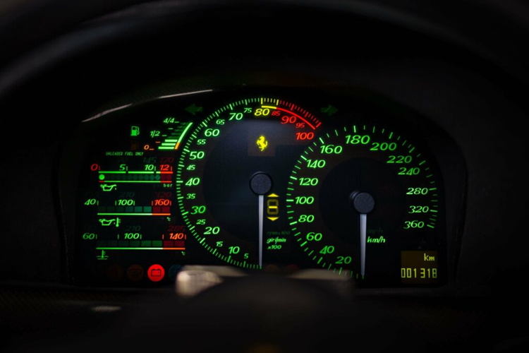 Hệ thống treo của F50 cũng lấy từ Công thức 1 và sử dụng hệ thống thanh đẩy với lò xo và bộ giảm chấn được gắn theo chiều ngang. Trong giải đua F1, điều này cho phép các bộ phận của hệ thống treo được di chuyển ra khỏi luồng không khí, do đó cải thiện tính khí động học.