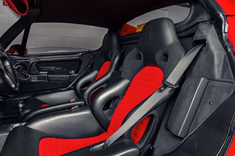 Ngoài ra, khối động cơ V12 được bắt vít vào phía sau khoang hành khách như một bộ phận chịu tải cho hộp số và hệ thống treo sau, giống như trên xe F1. Ưu điểm của kỹ thuật này là độ cứng kết cấu cao hơn, trọng lượng nhẹ hơn và khả năng xử lý tốt hơn và chi tiết này cũng được thừa hưởng từ chính Công thức 1.