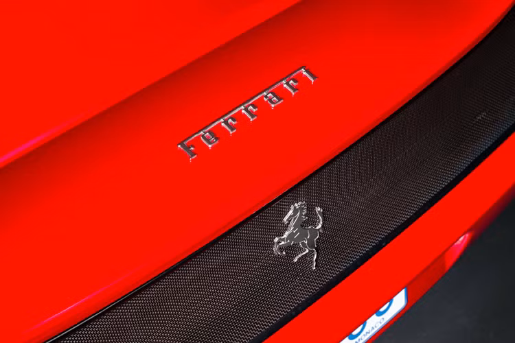 Xe được trang bị bộ phanh đĩa thông gió được khoan chéo và xe không có hỗ trợ servo, không có ABS và cũng không có trợ lực cho tay lái. Vơi những trang bị này, mẫu xe có khả năng đạt tốc độ tối đa là 325 km/h, tăng tốc từ 0 lên 100 km/h trong 3,8 giây.