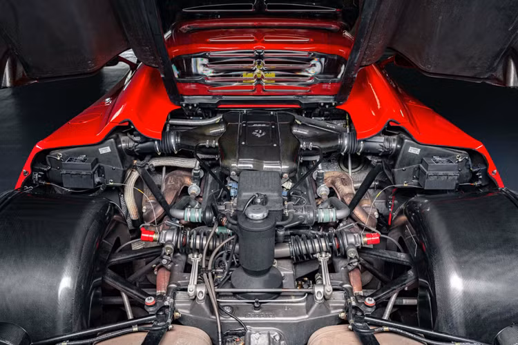 Công suất tối đa là 512 mã lực, mạnh hơn mức 472 mã lực của F40. Khối động cơ V12 có khả năng tăng tốc và hú êm ái với vòng tua máy lên tới 8500 vòng/phút. Một số người mê xe thường gọi khối động cơ F50 là động cơ V12 vĩ đại nhất từng được chế tạo.