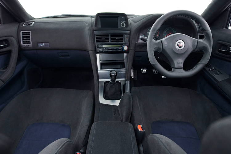 Khối động cơ sáu xi-lanh thẳng hàng tăng áp kép dung tích 2.6 lít được đại tu toàn bộ, sử dụng khối “N1” mới, ECU mới, ống dẫn khí nạp carbon mới và ống dẫn nhiên liệu, đồng hồ đo lưu lượng khí và kim phun từ R34 GT-R và xe cũng được trang bị phần nắp động cơ mới.