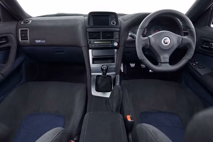 Khối động cơ sáu xi-lanh thẳng hàng tăng áp kép dung tích 2.6 lít được đại tu toàn bộ, sử dụng khối “N1” mới, ECU mới, ống dẫn khí nạp carbon mới và ống dẫn nhiên liệu, đồng hồ đo lưu lượng khí và kim phun từ R34 GT-R và xe cũng được trang bị phần nắp động cơ mới.