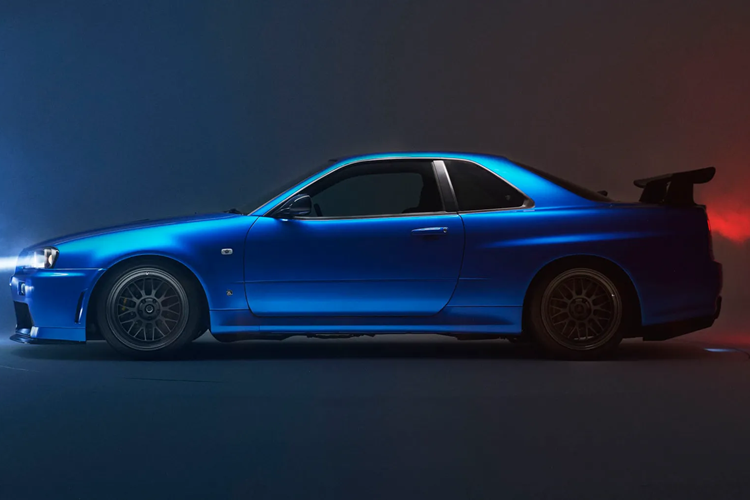 Đây là tác phẩm Nissan R34 Skyline GT-R độ của Built By Legends và là chiếc R34 thứ hai được chế tạo đặc biệt cho khách hàng ở thị trường Mỹ. Đội ngũ phát triển của hãng độ đã sử dụng một chiếc R34 nguyên bản và quét 3D để thu thập càng nhiều dữ liệu càng tốt trước khi tháo dỡ hoàn toàn.