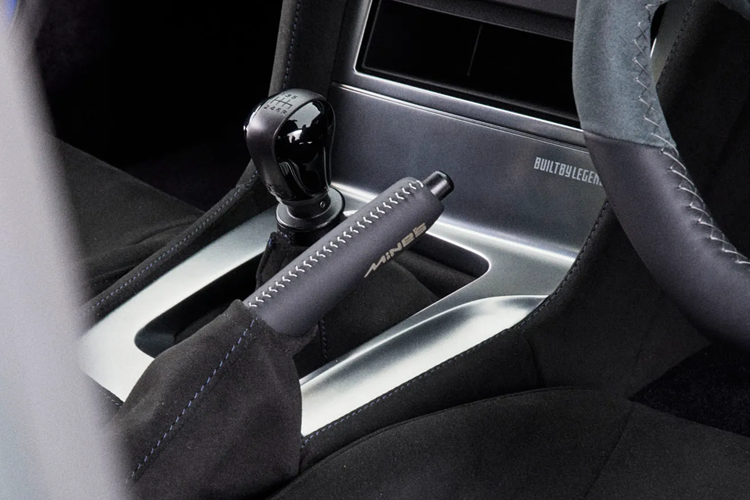 Về nội thất, xe được bọc lại hoàn toàn lại hai tông màu cùng chất liệu “ultrasuede” trên ghế.