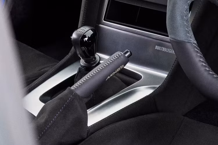 Về nội thất, xe được bọc lại hoàn toàn lại hai tông màu cùng chất liệu “ultrasuede” trên ghế.