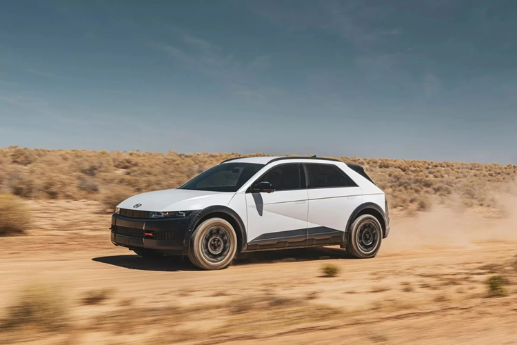 Những thay đổi ở ngoại thất SUV điện Hyundai Ioniq 5 mới gồm cản trước/sau và cánh gió sau được chỉnh sửa, cần gạt nước mới cho kính hậu, bánh xe khí động học cùng bảng màu mới, bổ sung các tùy chọn Atlas White Matte, Ecotronic Gray Matte và Celadon Gray Matte. 