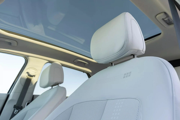 Hyundai Ioniq 5 được bán kèm bộ chuyển đổi CCS, cho phép chủ xe sử dụng khoảng 36.000 trụ sạc công cộng tại Mỹ. Khi kết nối với trụ sạc nhanh DC 350 kW, Hyundai Ioniq 5 có thể nạp lại 10-80% dung lượng pin trong khoảng 20 phút. 