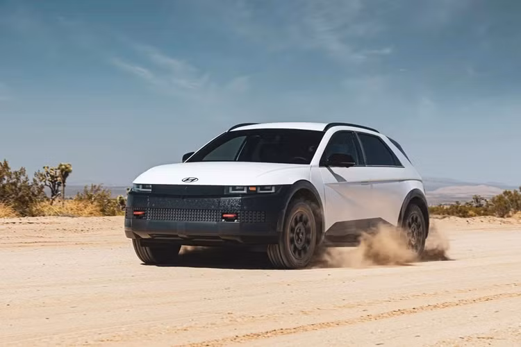 Nội thất có màn hình trung tâm mới, hệ thống điều hòa được cập nhật và cần số điện tử sau vô lăng. Màu đen là chủ đạo trong khoang lái ở bản XRT. 