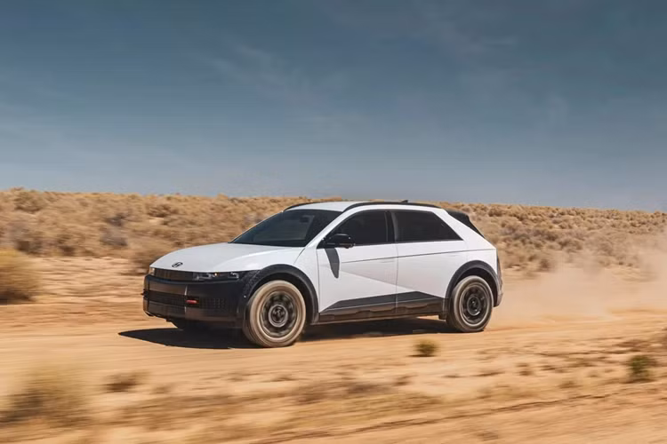 Những thay đổi ở ngoại thất SUV điện Hyundai Ioniq 5 mới gồm cản trước/sau và cánh gió sau được chỉnh sửa, cần gạt nước mới cho kính hậu, bánh xe khí động học cùng bảng màu mới, bổ sung các tùy chọn Atlas White Matte, Ecotronic Gray Matte và Celadon Gray Matte. 