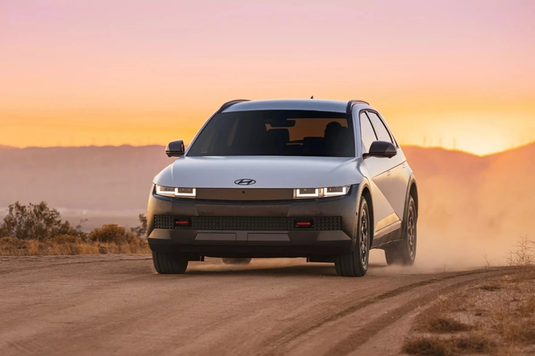 Biến thể dẫn động cầu sau trang bị motor điện mạnh 168-225 mã lực tùy phiên bản, giá bán dao động 42.500-54.200 USD. 