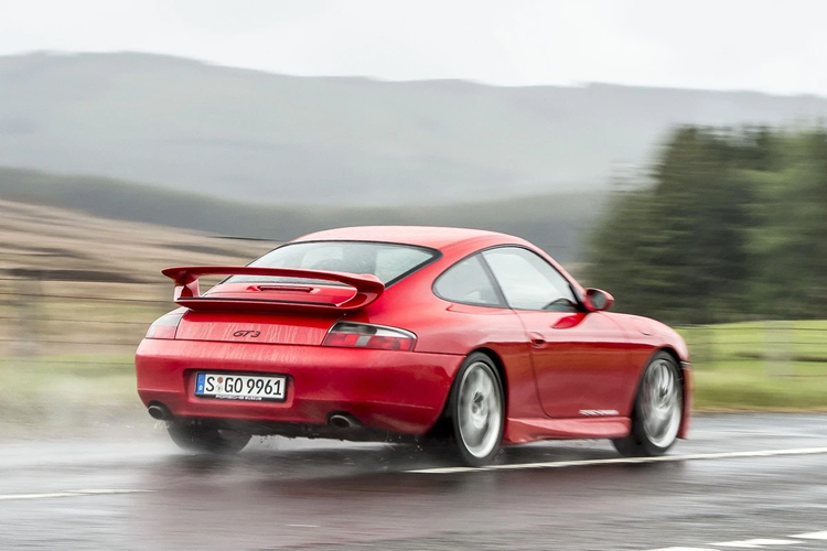 Điểm làm nên tính hấp dẫn của mẫu xe này là được trang bị động cơ hút khí tự nhiên 3.6L của những mẫu xe đua Porsche 962 và Porsche 911 GT1, thay vì sử dụng động cơ thông thường trên các mẫu 996 ra mắt trước đó. Từ năm 1999 đến năm 2005, chỉ có 1.868 chiếc Porsche 996 GT3 được sản xuất. 