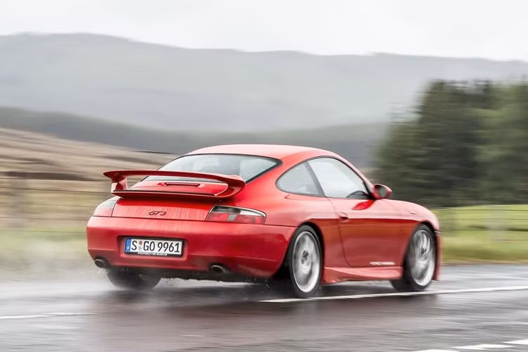 Điểm làm nên tính hấp dẫn của mẫu xe này là được trang bị động cơ hút khí tự nhiên 3.6L của những mẫu xe đua Porsche 962 và Porsche 911 GT1, thay vì sử dụng động cơ thông thường trên các mẫu 996 ra mắt trước đó. Từ năm 1999 đến năm 2005, chỉ có 1.868 chiếc Porsche 996 GT3 được sản xuất. 