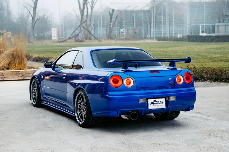 Những chiếc Skyline GT-R (R34) trước chỉ có thể lăn bánh tại Mỹ với hình thức xe trưng bày, cùng mức giới hạn quãng đường di chuyển trong vòng một năm rất khắt khe. Trái tim của chiếc xe này là động cơ lừng danh RB26 twin-turbo 6 xy-lanh thẳng hàng 2.6L, công suất 280 mã lực. Tuy nhiên, nhiều người chơi xe có thể nâng sức mạnh của chiếc xe hơn 1.000 mã lực. Nissan Skyline GT-R còn là một mẫu xe nổi bật trong văn hóa đại chúng với loạt phim bom tấn Fast &amp; Furious.