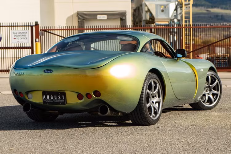 Với các phiên bản khác nhau, Tuscan Speed Six được trang bị 3 loại động cơ 6 xy-lanh thẳng hàng với công suất dao động từ 360 đến 390 mã lực. Mẫu xe này có mức giá bán lại trung bình hơn 26.000 USD. 