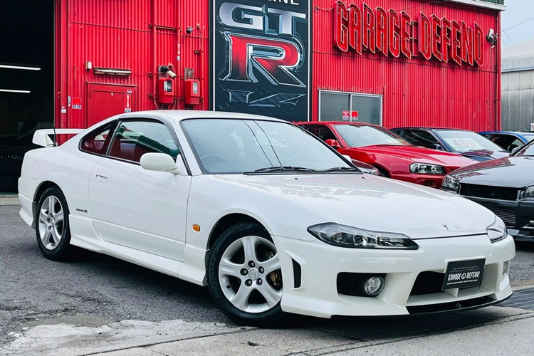 Nissan Silvia S15: Bên cạnh Nissan Skyline GT-R (R34), Nissan Silvia cũng là một mẫu xe thể thao đến từ Nhật Bản được nhiều tín độ JDM săn lùng. S15 là phiên bản cuối cùng được ra mắt vào năm 1999 và dừng sản xuất vào năm 2002. Thiết kế hiện đại, dễ dàng nâng cấp ngoại thất và hiệu suất vận hành là những ưu điểm của chiếc xe này. 