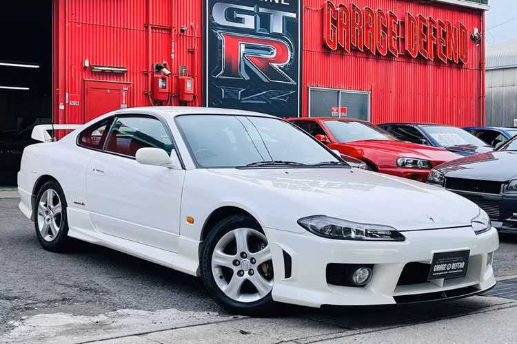 Nissan Silvia S15: Bên cạnh Nissan Skyline GT-R (R34), Nissan Silvia cũng là một mẫu xe thể thao đến từ Nhật Bản được nhiều tín độ JDM săn lùng. S15 là phiên bản cuối cùng được ra mắt vào năm 1999 và dừng sản xuất vào năm 2002. Thiết kế hiện đại, dễ dàng nâng cấp ngoại thất và hiệu suất vận hành là những ưu điểm của chiếc xe này. 