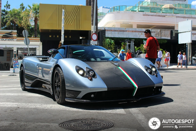 Pagani Zonda C12: Ra mắt vào năm 1999, Pagani Zonda C12 huyền thoại là mẫu xe đầu tiên của thương hiệu siêu xe Italy. Chiếc xe được đặt theo tên một luồng gió đặc trưng thổi qua Argentina. 