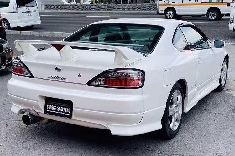 Nissan Silvia S15 được trang bị động cơ 4 xy-lanh thẳng hàng tăng áp 2.0L mang mã SR20DET, sản sinh công suất 250 mã lực và mô-men xoắn 275 Nm. Phiên bản hút khí tự nhiên chỉ có công suất khoảng 165 mã lực. Mẫu xe này cũng từng xuất hiện trong loạt phim Fast &amp; Furious và được nhiều người yêu thích. 