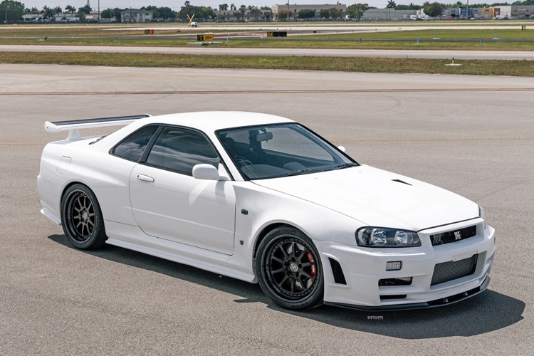 Nissan Skyline GT-R (R34): Được mong đợi nhất là mẫu xe thể thao biểu tượng Nissan Skyline GT-R (R34). Trên lý thuyết, mẫu xe này đã được ra mắt từ năm 1998, tuy nhiên chỉ được đưa vào sản xuất từ tháng 1/1999. Đây là dòng xe JDM (xe nội địa Nhật Bản) được nhiều nhà sưu tập trên khắp thế giới săn đón.