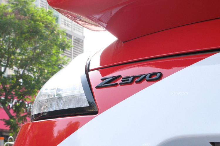 Để gia tăng thêm vẻ cá tính và nổi bật, chủ xe đã nâng cấp lại chiếc Nissan 370Z này với bodykit của Nismo. Theo đó, xe được trang bị Fender Carbon bên hông giúp tăng lực ép và thẩm mỹ hơn.