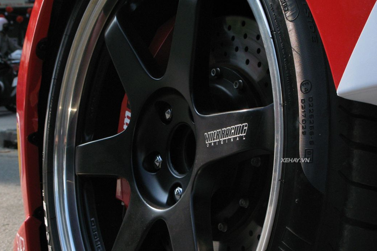 Nissan 370Z duy nhất tại Việt Nam được trang bị bodykit Nismo mang màu sơn ngoại thất trắng - đỏ chủ đạo và được nhấn nhá bằng các ký tự từ đầu đến đuôi xe.