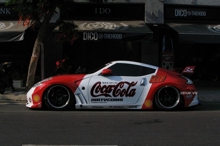 Về thiết kế, Nissan 370Z thế hệ thứ 6 sở hữu những đường nét cá tính và mang đậm tinh thần thể thao. Tuy nhiên, hầu hết các chi tiết trên 370Z đều đã được làm mới so với nguyên mẫu 350Z trước đây.