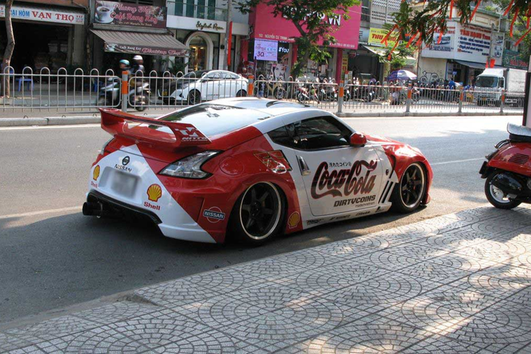 Nguyên bản Nissan 370Z khủng nhất Việt Nam được trang bị khối động cơ V6 3.7 lít hút khí tự nhiên giúp sản sinh công suất tối đa lên tới 332 mã lực và 365 Nm mô-men xoắn. Đi kèm với đó là hệ dẫn động cầu sau và hộp số tự động 7 cấp.