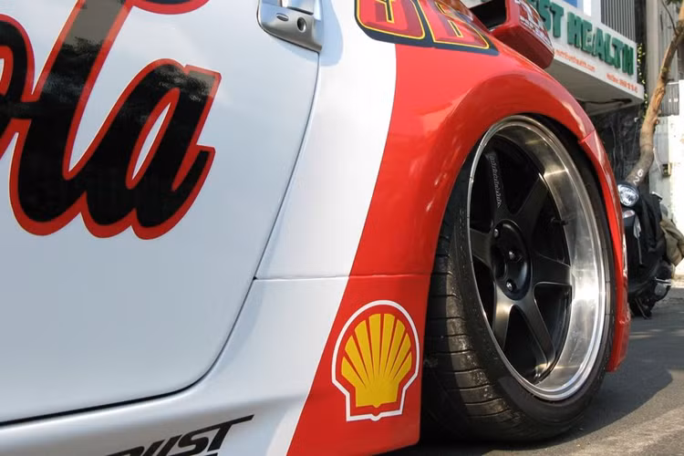 Về kích thước, so với 350Z, 370Z có chiều dài cơ sở ngắn hơn 100mm, chiều rộng tăng 33mm và chiều cao được giảm xuống khoảng 7,6mm. Nissan 370Z được chế tạo với các vật liệu nhẹ, kích thước nhỏ hơn so với 350Z giúp giảm khối lượng tổng thể của xe.