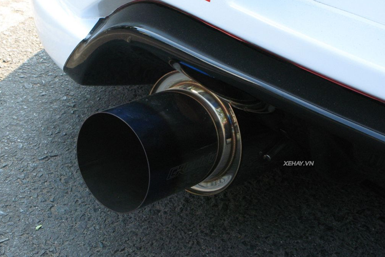 Phuộc hơi, rollcage bảo vệ trong xe. Chiếc Nissan 370Z này sở hữu bộ mâm Volk TE37 trứ danh trong làng độ xe, đi cùng bộ phanh hiệu năng cao chính hãng từ phiên bản Nismo. Ở phía sau, xe được nâng cấp ống bô titan custom và cánh gió đến từ hãng độ AMS.