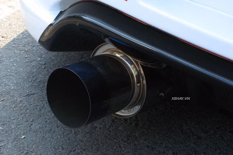 Phuộc hơi, rollcage bảo vệ trong xe. Chiếc Nissan 370Z này sở hữu bộ mâm Volk TE37 trứ danh trong làng độ xe, đi cùng bộ phanh hiệu năng cao chính hãng từ phiên bản Nismo. Ở phía sau, xe được nâng cấp ống bô titan custom và cánh gió đến từ hãng độ AMS.