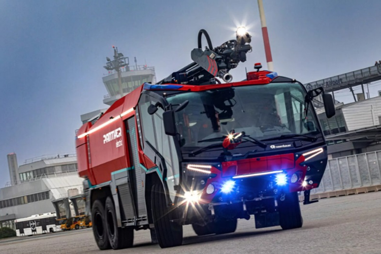 Ngoài ra, Rosenbauer Panther 6x6 Electric chạy điện còn được trang bị các công cụ chữa cháy hiện đại như hệ thống bơm công suất lớn, hệ thống bọt và tháp pháo với các thùng chứa có thể chứa đến 12.000 lít nước, 1.450 lít bọt, và 250 kg bột, đáp ứng đầy đủ nhu cầu dập tắt các đám cháy lớn trong môi trường khẩn cấp như đường băng sân bay.