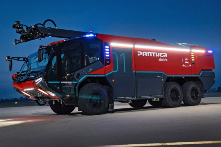 Cụ thể, Rosenbauer Panther 6x6 Electric 2025 mới được phát triển dựa trên phiên bản Panther 6x6 chạy xăng nhưng lại mang dáng dấp hiện đại với nhiều chi tiết được cải tiến để phù hợp cho hoạt động cứu hỏa điện tử. Xe sở hữu dàn đèn LED lớn giúp hỗ trợ tối đa cho công tác cứu hộ hoặc cứu hỏa trong điều kiện thiếu sáng.