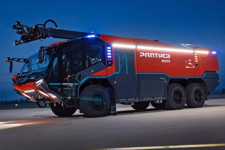Cụ thể, Rosenbauer Panther 6x6 Electric 2025 mới được phát triển dựa trên phiên bản Panther 6x6 chạy xăng nhưng lại mang dáng dấp hiện đại với nhiều chi tiết được cải tiến để phù hợp cho hoạt động cứu hỏa điện tử. Xe sở hữu dàn đèn LED lớn giúp hỗ trợ tối đa cho công tác cứu hộ hoặc cứu hỏa trong điều kiện thiếu sáng.