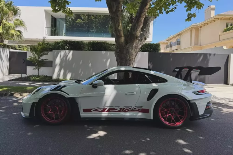 Trong các bức ảnh này dễ dàng nhận thấy điểm nhấn là 2 siêu phẩm Bugatti Chiron góp mặt, như vậy, đã có đến 3 chiếc Chiron được xác nhận tham dự Gumball 3000 2024, xe Chiron còn lại là của 1 đại gia đến từ Campuchia, và rất có thể số lượng xe Bugatti có thể tăng thêm ở ngày Gumball 3000 ra mắt Việt Nam.