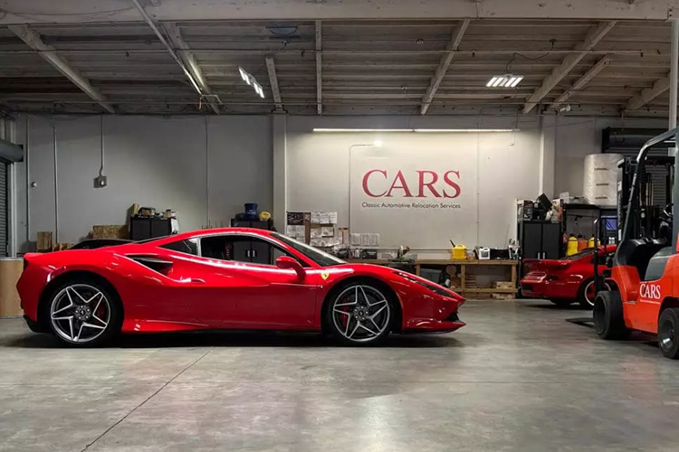 Trong 2 chiếc siêu xe Bugatti Chiron này, 1 xe mang ngoại thất xanh carbon, được độ thêm bộ mâm rất ấn tượng, xe còn lại mang màu cam-đen, thuộc bản Pur Sport.