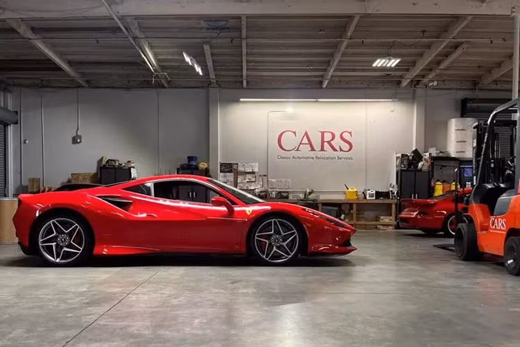 Trong 2 chiếc siêu xe Bugatti Chiron này, 1 xe mang ngoại thất xanh carbon, được độ thêm bộ mâm rất ấn tượng, xe còn lại mang màu cam-đen, thuộc bản Pur Sport.