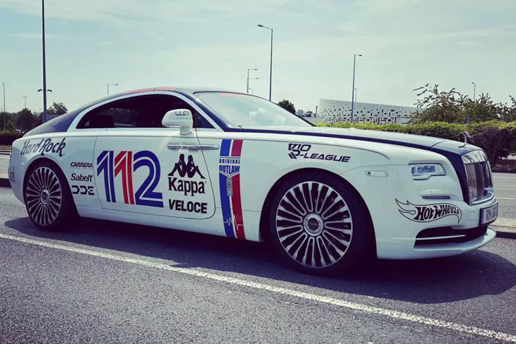 Nhờ đó, Bugatti Chiron Pur Sport có thể tăng tốc từ 60-120 km/h trong thời gian nhanh hơn 2 giây so với bản tiêu chuẩn. Tuy nhiên, tốc độ tối đa của siêu xe này lại giảm xuống còn 350 km/h. Thêm vào đó là lượng xăng tiêu thụ trung bình 22,5 lít/100 km.