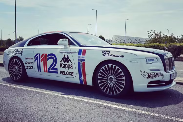 Nhờ đó, Bugatti Chiron Pur Sport có thể tăng tốc từ 60-120 km/h trong thời gian nhanh hơn 2 giây so với bản tiêu chuẩn. Tuy nhiên, tốc độ tối đa của siêu xe này lại giảm xuống còn 350 km/h. Thêm vào đó là lượng xăng tiêu thụ trung bình 22,5 lít/100 km.