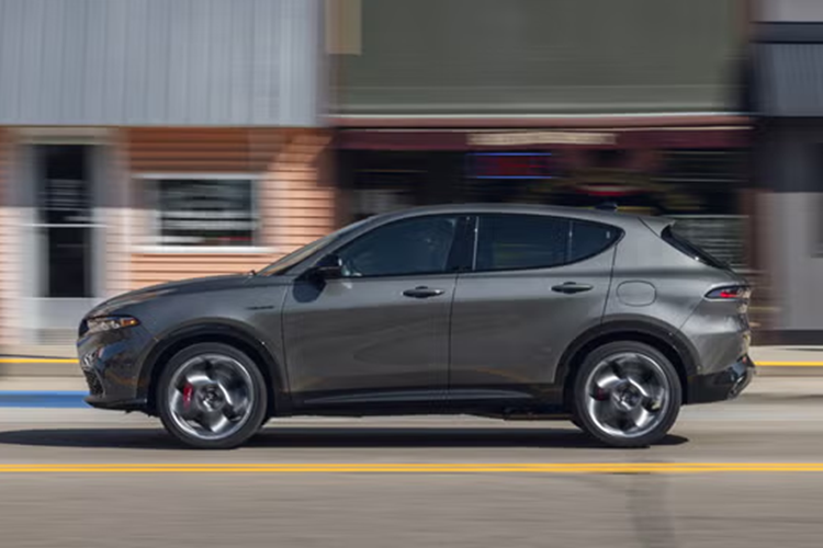 Liệu những thay đổi khiêm tốn này có giúp Tonale cạnh tranh được với các đối thủ như Volvo và BMW hay không thì không ai biết, nhưng ít nhất Alfa cũng đang cố gắng trên con đường cải thiện doanh số của mình. Hiện mức giá xe Alfa Romeo Tonale 2025 chưa được công bố.