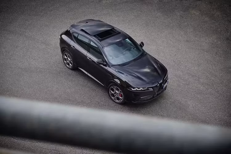 Alfa tuyên bố điều này mang lại "cách tiếp cận rõ ràng và hướng đến khách hàng", nhưng có vẻ giống như một sự rút lui chiến lược sau khi đặt mục tiêu quá cao với một lời chào hàng cao cấp. Đối với châu Âu, các tùy chọn động cơ bao gồm dầu 1.6, tăng áp, 130 mã lực, động cơ Ibrida 1.5, công suất 160 mã lực và động cơ Plug-In Hybrid Q4 280 mã lực.