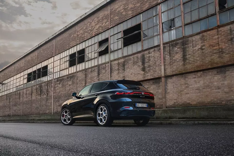 Thật không may hoặc may mắn thay, nếu bạn thích có cần số để tựa tay, những bản cập nhật này sẽ không đến được bờ biển Hoa Kỳ cho đến sớm nhất là năm 2026. Đối với 2025MY, Alfa đã loại bỏ dòng sản phẩm Tonale tại Hoa Kỳ, loại bỏ các phiên bản Sprint, Ti và Veloce, chỉ để lại một phiên bản cốt lõi.