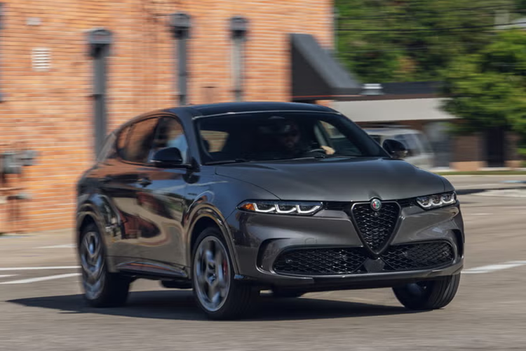 Bạn vẫn có thể tùy chọn với các gói Veloce, Active Assist và Premium để có thêm công nghệ và kiểu dáng, nhưng mẫu xe 2025 của Hoa Kỳ có giá khởi điểm là 48.195 đô la, khá gần với mẫu Stelvio lớn hơn.