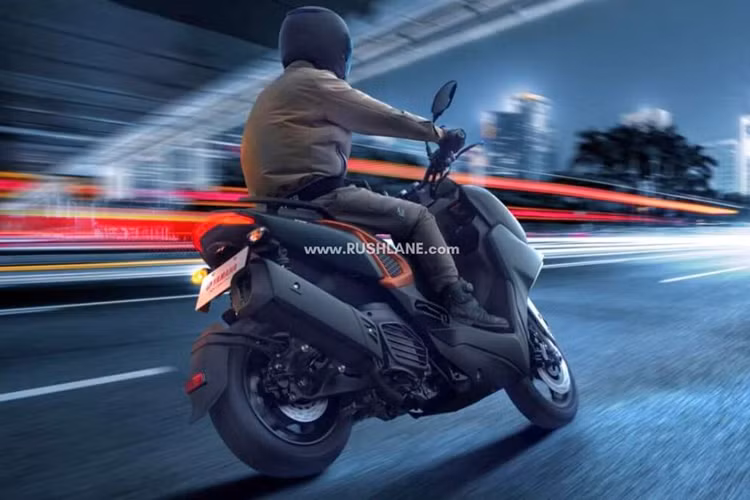 Xe được trang bị bộ mâm kích thước 13 inch, đi kèm lốp trước kích thước 120/70 và lốp sau 130/70, giúp tăng cường khả năng bám đường và độ ổn định khi lái xe. Hệ thống phanh đĩa đơn trên cả hai bánh cũng đảm bảo an toàn tuyệt đối trong quá trình di chuyển.