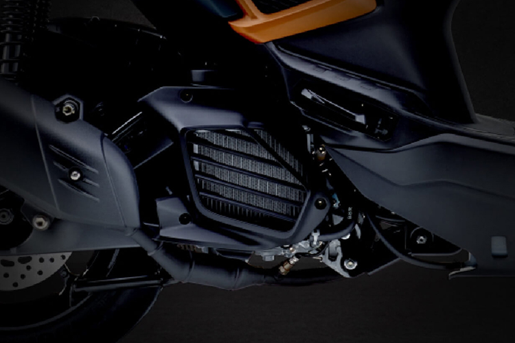 Tiếp đến là thiết kế chắn bùn sau tách biệt hoàn toàn với thân xe, giúp tăng tính linh hoạt. Với thiết kế tay lái kiểu motard và thân xe gọn nhẹ, X-Force 155 2025 có thể linh hoạt điều khiển trong nhiều điều kiện đường khác nhau, từ đô thị đến địa hình gồ ghề.